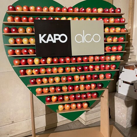 Dekoratives Apfelherz beim Steirerball | © 
Oststeiermark Tourismus |  Christine Schwetz