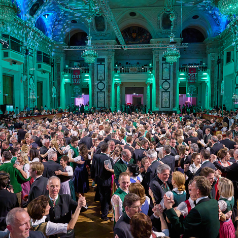 Gefüllter Ballsaal beim Steirerball in Wien | Schedl