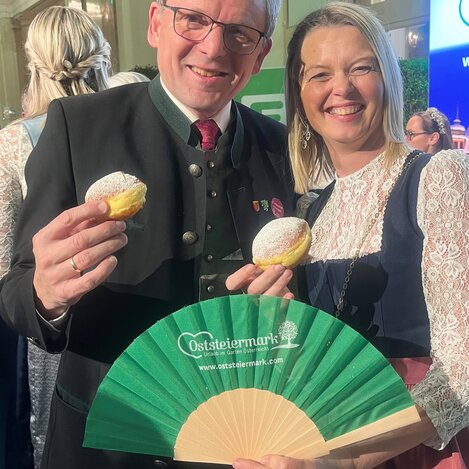 Verkostung der oststeirischen Krapfen beim Steirerball in Wien | Schedl