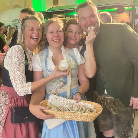 Oststeirische Krapfen beim Steirerball in Wien | © 
Oststeiermark Tourismus | Sabine Gabriel