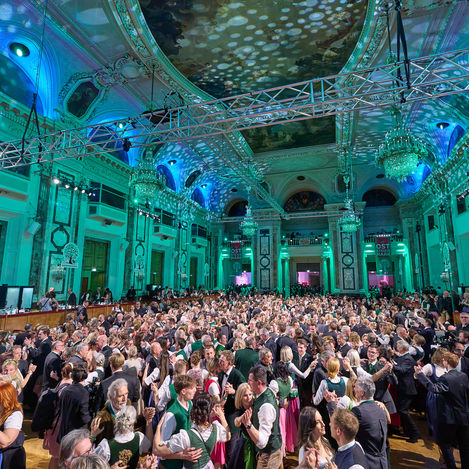 Gefüllter Ballsaal beim Steirerball in Wien | Schedl