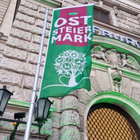 Oststeiermark Fahne beim Steirerball in Wien | © 
Oststeiermark Tourismus | Nina Darnhofer