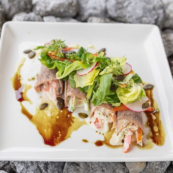Oxenalm | Roastbeef-Röllchen | Paprika-Rettichsalat | Kürbiskernöl | Martin Huber | © Martin Huber