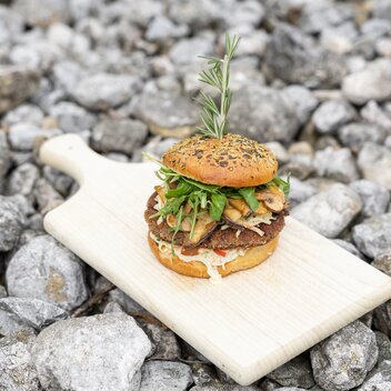 Brandalm | Dachstein-Burger „Veggie Style“ | Bohnenlaibchen | Schwammerl | Kren-Krautsalat | hausgemachtes Kürbiskernweckerl | Martin Huber | © Martin Huber