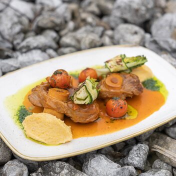 Schnepf'n Alm | Ossobuco vom heimischen Kalb | gebratene Salatherzen | cremiger Almkäsepolenta | Martin Huber | © Martin Huber