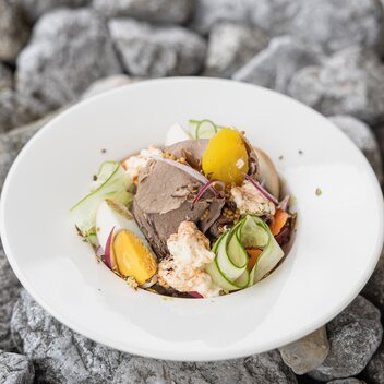 Giglachseehütte | Rindfleischsalat vom eigenen Bio-Rind  | selbstgemachter Chili-Frischkäse | Martin Huber | © Martin Huber