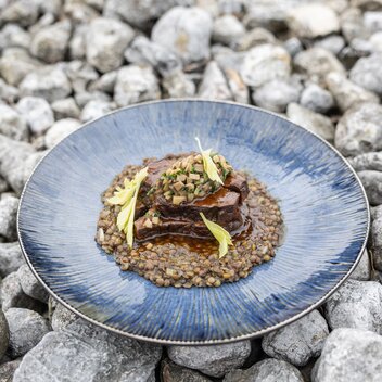 Gröbminger Alm | Geschmorte Rindsbackerl | Specklinsen | Pilze | Martin Huber | © Martin Huber