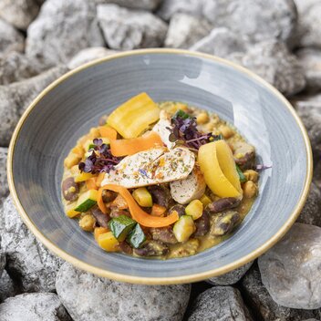 Da Sepp | Sepp's Alm-Dahl | Hühnerfilet | Kichererbsen | Käferbohnen | Martin Huber | © Martin Huber