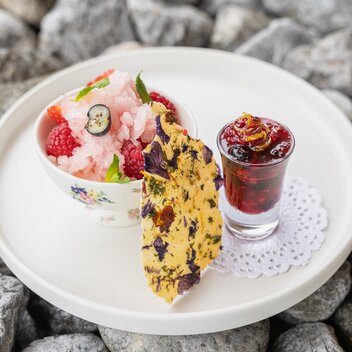 Waldhäuslalm | Geeister Almkräuterschnee | Honig-Zitronen-Parfait | Knusperhippe | Martin Huber | © Martin Huber