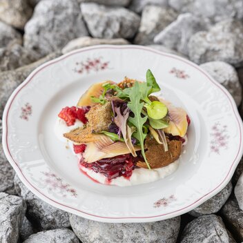 Sattelberghütte | Geräucherter Sattelberg-Saibling | Rote Zwiebel-Himbeer Chutney | Sauerrahm-Kren | Martin Huber | © Martin Huber