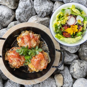 Sondlalm | Überbackene Kaspressknödel | Tomatenragout | Brunnenkresse | Blattsalat | Martin Huber | © Martin Huber