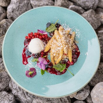 Kaibling Alm | Erdäpfel-Schupfnudeln | Zirben-Beerenragout | Buttermilch-Zitroneneis | Martin Huber | © Martin Huber