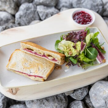Wieslechalm | Almkäsetoast | Thymianbutter | eigene Preiselbeermarmelade | Blattsalat mit Walnüssen | Martin Huber | © Martin Huber