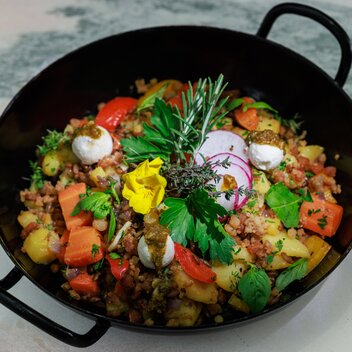 Breitlahnhütte | TROAD Pfandl mit Salat | Ennstaler Roggen | Erdäpfel Speck | Frischkäse | Paradeiser Pesto | Martin Huber | © Martin Huber