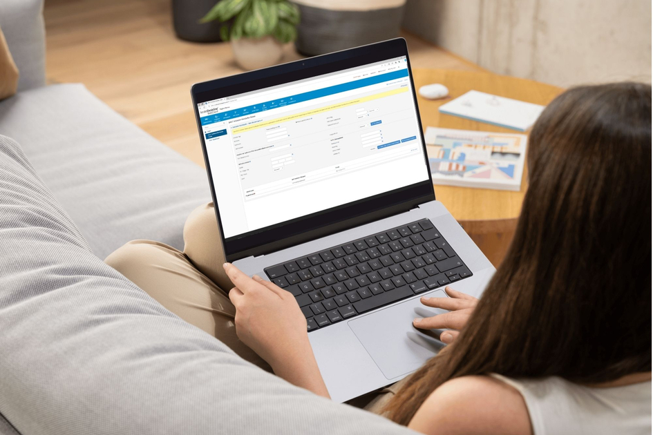 Frau mit Laptop  | © Erstellt mit KI und Canva, 2024 | Evelyn Lux