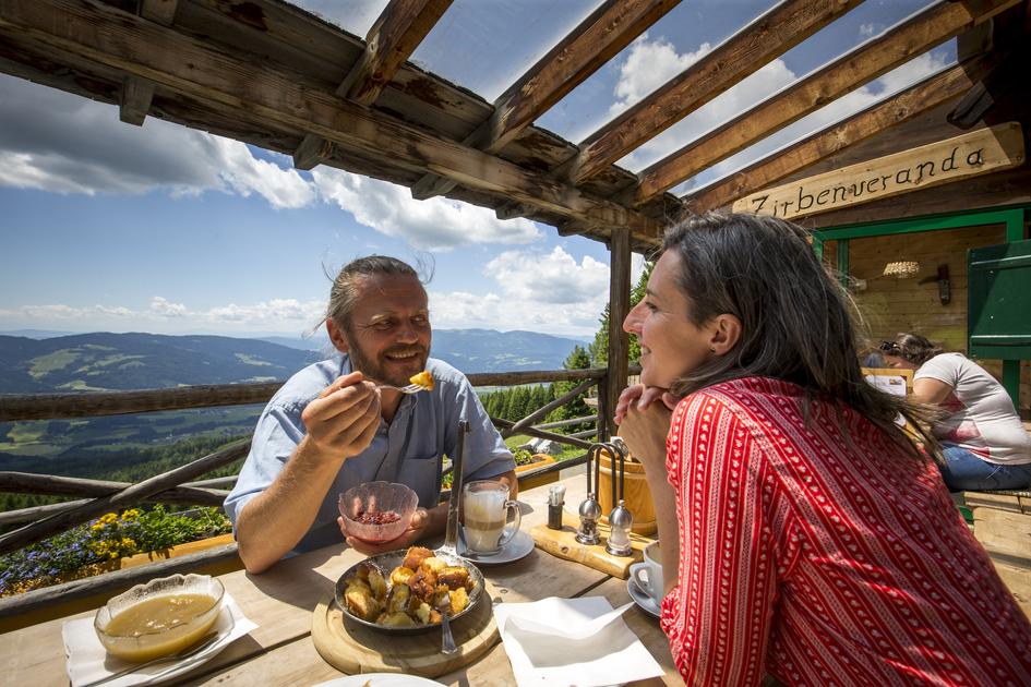 Kulinarik auf der Tonnerhütte | © AlmDorf Tonnerhütte |  Tom Lamm
