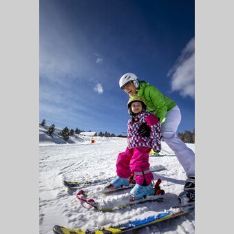 Mama mit Kind beim Skifahren | © Holzwelt Murau | Tom Lamm