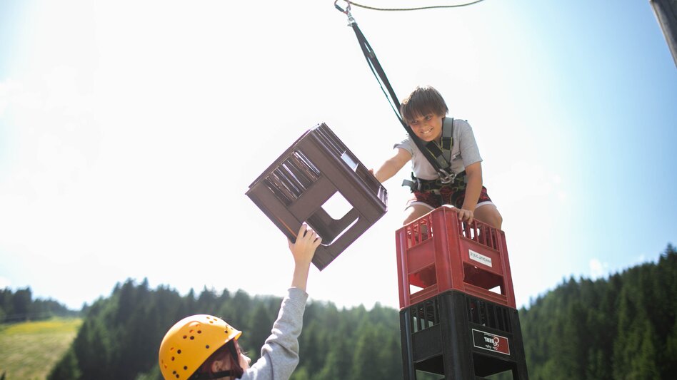 Kistenturm bauen Salzstiegl | © Salzstiegl Tourismus | Dietmar Kump