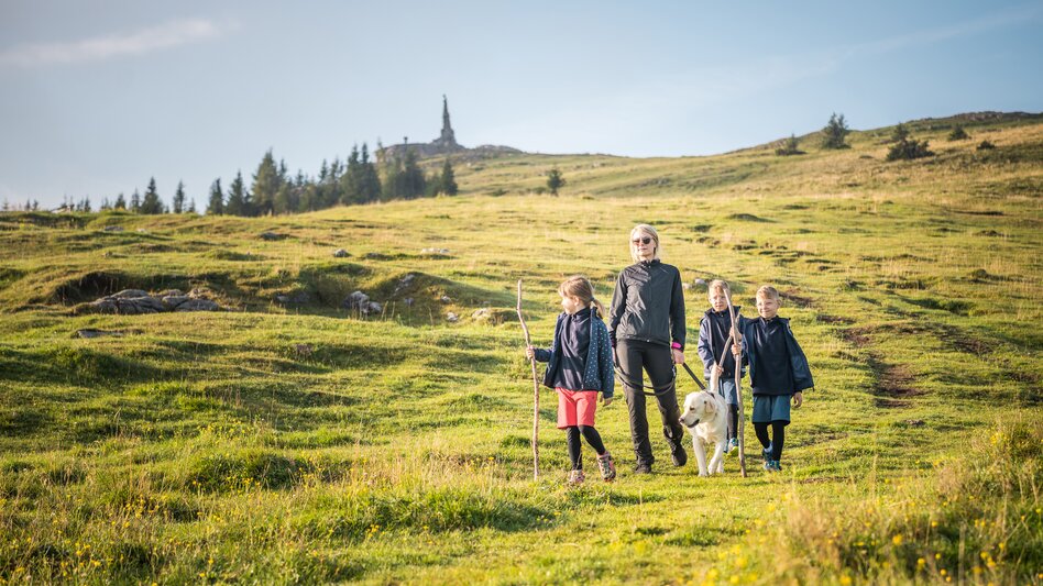 Wandern am Alten Almhaus | © Lipizzanerheimat | Die Abbilderei