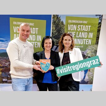 Österr. Golfdestination des Jahres 2025 I v.l.n.r. Christian Jaritz - TravelPro, Sylvia Loidolt - Vorsitzende Erlebnisregion Graz, Mag. Susanne Haubenhofer - Geschäftsführung Erlebnisregion Graz | © TravelPro