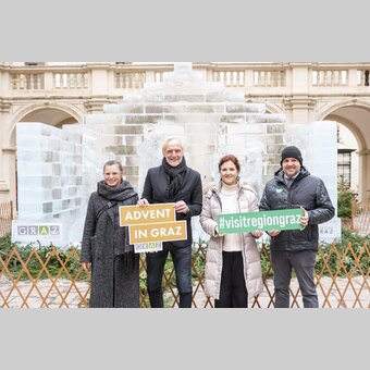 Präsentation Eiskrippe - -  von links nach rechts - Citymanagerin Verena Hölzlsauer, Stadtrat Günter Riegler, Erlebnisregion Graz Geschäftsführerin Susanne Haubenhofer, Steiermark Tourismus GF Michael Feiertag | © Foto Fischer, Graz | Foto Fischer
