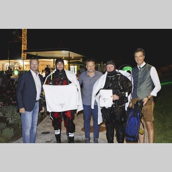 Die Feuerwehrtaucher aus Maria Lankowitz mit Bgm. Helmut Linhart, Thomas Apfelthaler (Tourismusverband Region Graz) und Thomas Brandner von Innoprojekt | © Region Graz | www.wolfganghummer.com