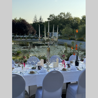 Stilvoll gedeckte Tische am Seerosenteich | © Region Graz | Martina Löcker