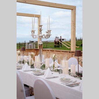 Kerzenluster auf der Tafel mit Alphornbläser im Hintergrund | © Region Graz | www.wolfganghummer.com