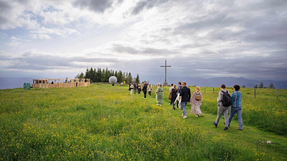 Guests on foot on the way to the western summit | © Graz Region | www.wolfganghummer.com