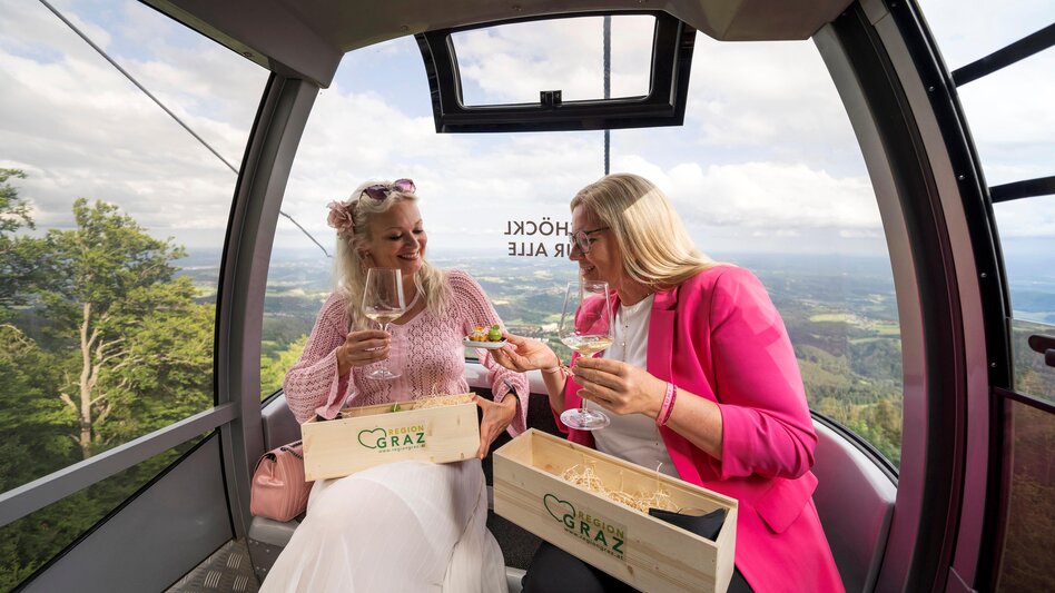 Aperitif and greeting from the kitchen in the gondola | © Graz Region | www.wolfganghummer.com
