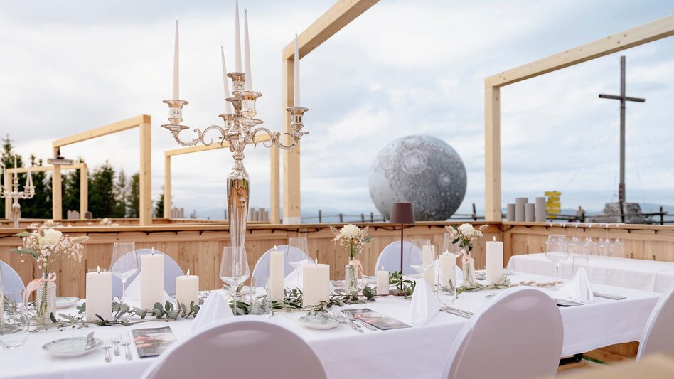 Festively laid tables with a full moon in the background | © Graz Region | www.wolfganghummer.com