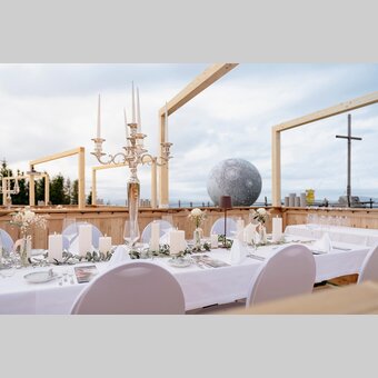 Festlich gedeckte Tische mit Vollmond im Hintergrund | © Region Graz | www.wolfganghummer.com