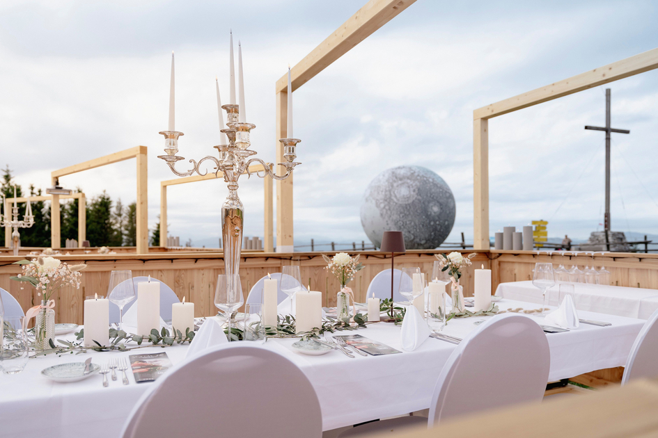 Festlich gedeckte Tische mit Vollmond im Hintergrund | © Region Graz | www.wolfganghummer.com