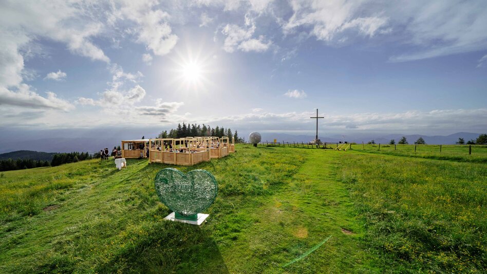 Schöckl summit cross with the location on the summit plateau | © Graz Region | www.wolfganghummer.com