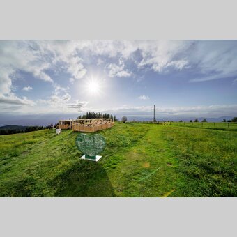 Schöckl-Gipfelkreuz mit der Location am Gipfelplateau | © Region Graz | www.wolfganghummer.com