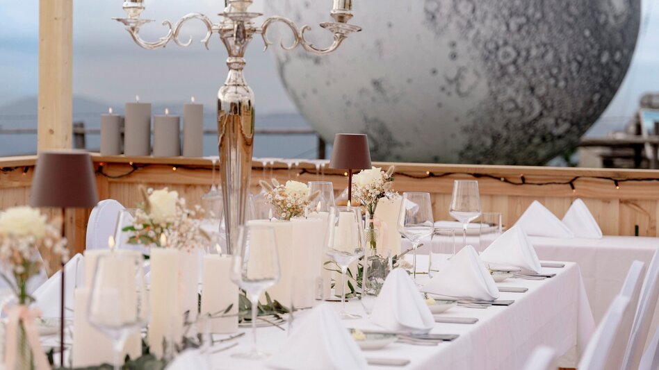 Table set with a full moon on the Schöckl | © Graz Region | www.wolfganghummer.com