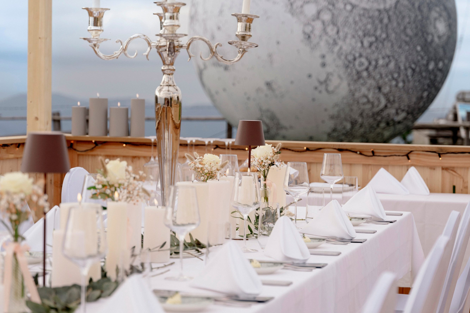 Table set with a full moon on the Schöckl | © Graz Region | www.wolfganghummer.com