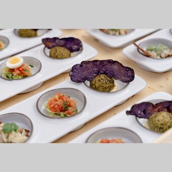 der Gruß aus der Küche - Fischleberpraline | Erdäpfltaler | Aioli Seeviche vom Gebirgssaibling | Zucchinispaghetti  | © Region Graz | www.wolfganghummer.com