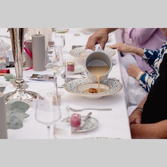 Suppe mit Knuspergrammeln, die am offenen Feuer geröstet wurden | © Region Graz | www.wolfganghummer.com