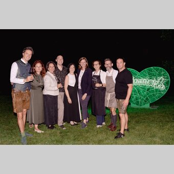 große Freude bei allen Beteiligten über ein gelungenes Event (von links nach rechts): Thomas Brandner, Innoprojekt; Susanne Haubenhofer, GF Erlebnisregion Graz; Gabi Blaschitz, Falter Ego; Künstler Tom Lohner; Sylvia Loidolt, Vorsitzende Erlebnisregion Graz; Landesrätin Barbara Eibinger-Miedl; Vizebügermeisterin Gerhild Langmann; Roman Pekarz und Bürgermeister Matthias Brunner, Thal | © Region Graz | www.wolfganghummer.com