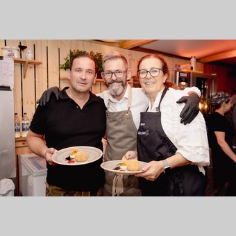 keine Selbstverständlichkeit – statt selbst zu essen beim Servieren: Bgm. Matthias Brunner und Vizebgm.in Gerhild Langmann mit Roman Pekarz | © Region Graz | www.wolfganghummer.com