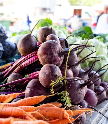 Beetroots, carrots, kohlrabi and red cabbage at market. | Copyright 2018 © Etienne Voss | Etienne Voss