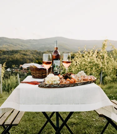 Gedeckter Tisch an der Schilcher - Weinstraße | © TVB Südsteiermark | Nadine Geuter Photography
