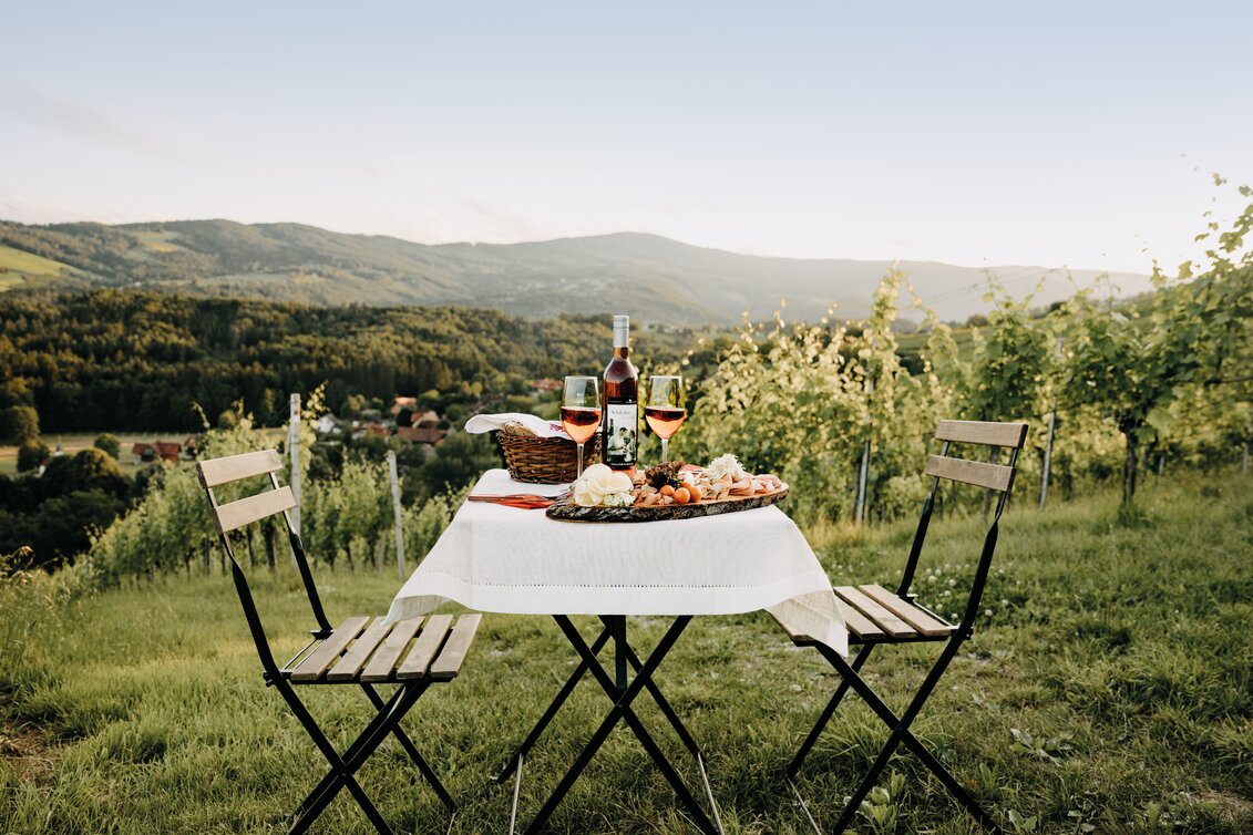 Gedeckter Tisch an der Schilcher - Weinstraße | © TVB Südsteiermark | Nadine Geuter Photography