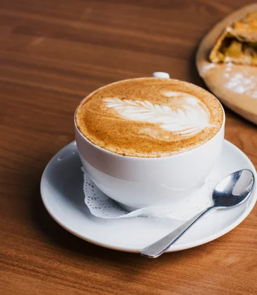 The Cup of cappuccino and Apple strudel on the wooden background | © TV Südsteiermark | Adobe Stock