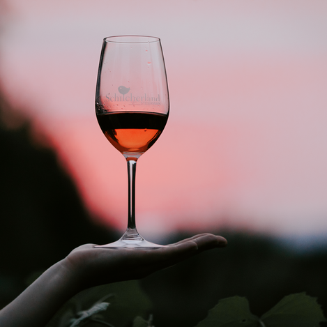 Schilcherglas im Abendrot | © TVB Südsteiermark | Lupi Spuma