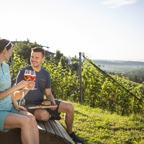 Pärchen genießen Jause und Glas Wein im Weingarten | © heikomandl.at | HEIKO MANDL