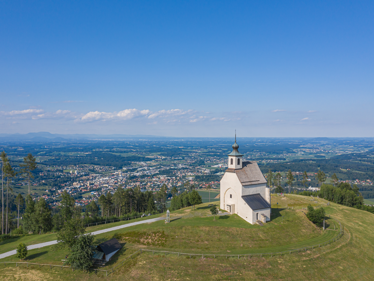 Wolfgangi Kirche von oben mit Blick auf Deutschlandsberg | © Schilcherland Steiermark - Christian Freydl
