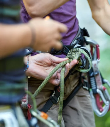 Anonymous rock climbers with gear | ©Xalanx - stock.adobe.com | AdobeStock_224341734_Klettern