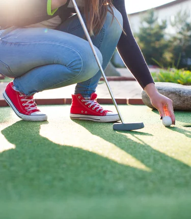 Young woman plays adventure/mini golf in summer evening | © Schilcherland Steiermark | AdobeStock_70570315